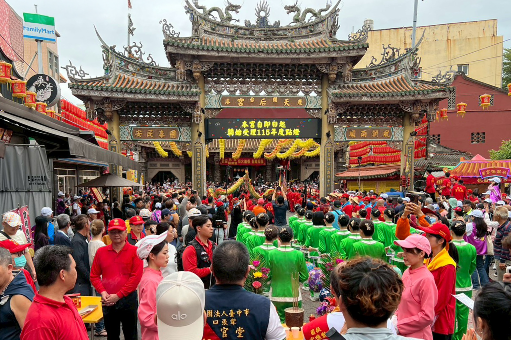 崑崙白鶴仙宮 郭董事長 率眾執事人員 前往 鹿港天后宮 接駕 桃園龍德宮 九天八夜刈火遶境 圓滿成功 12000X1333